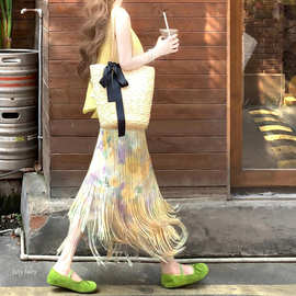 茶歇桔梗穿搭一整套三宅夏季荧光黄上衣碎花流苏半身裙褶皱套装女