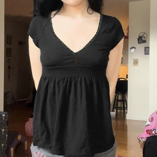 美式复古风蕾丝拼接V领排扣收腰褶皱纯欲上衣辣妹黑色A摆短袖T恤