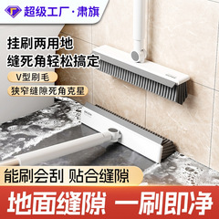 床ブラシトイレの長い柄の床ブラシの隙間の浴室の壁をきれいにして浴室のタイルを洗います。