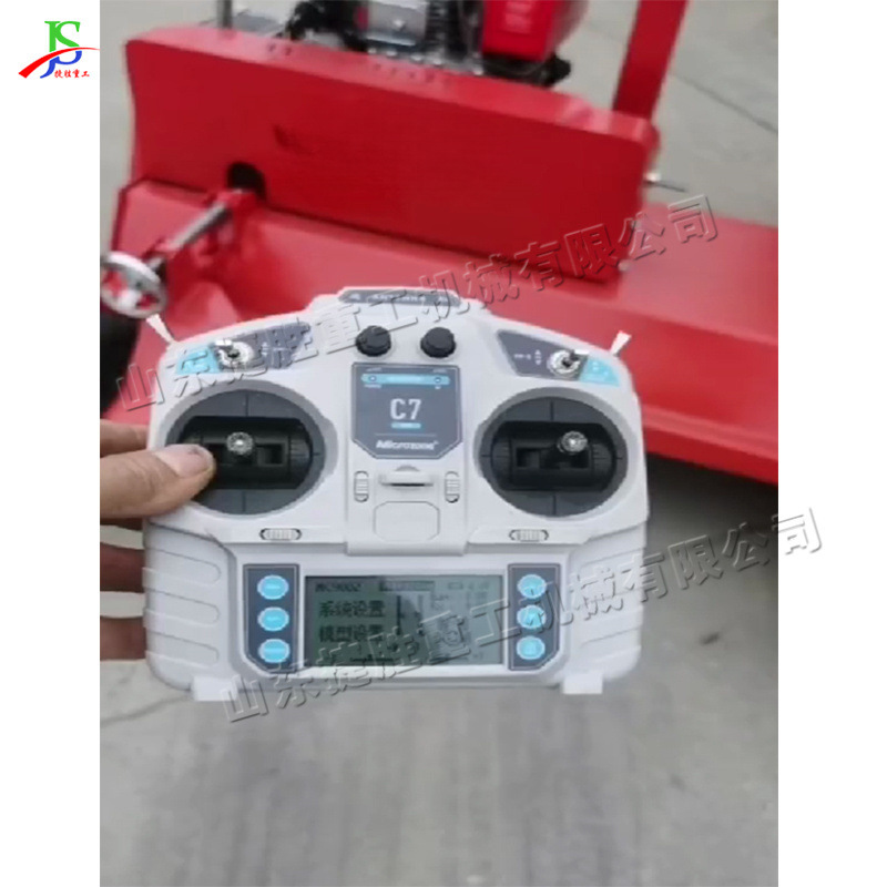 máquina de cardado de césped de control remoto máquina de cardado de césped de arranque diesel eléctrico máquina de cardado de césped de arena de cuarzo máquina de cardado de relleno de partículas de caucho