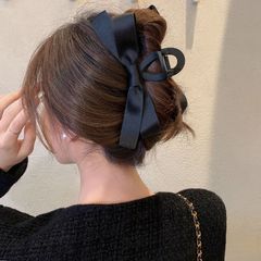 ヘボン風の黒い蝶結びは女性の大きいサイズの高級感を挟みます。