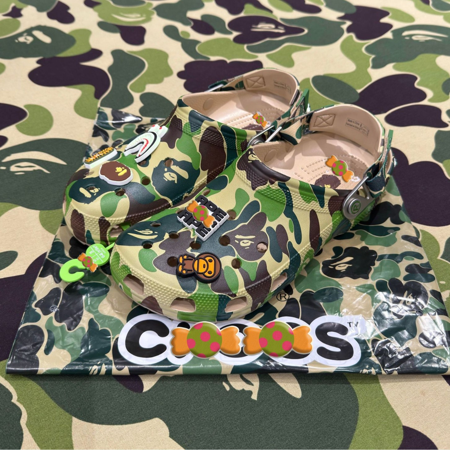 Cabeza de mono en stock, zapatos de camuflamiento de pareja, zapatillas de playa antideslizantes frías al por mayor.