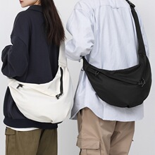 ins潮牌斜挎包男士日系原宿饺子包女健身包大容量工装包单肩包
