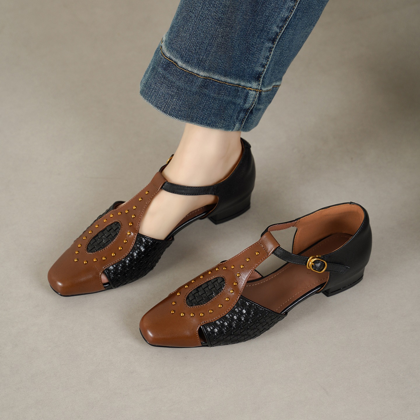 Sandal nữ mũi nhọn gót thấp da bò đinh tán phong cách La Mã — đen