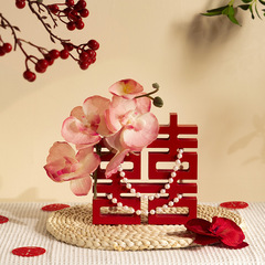 婚約して装飾を飾っています。