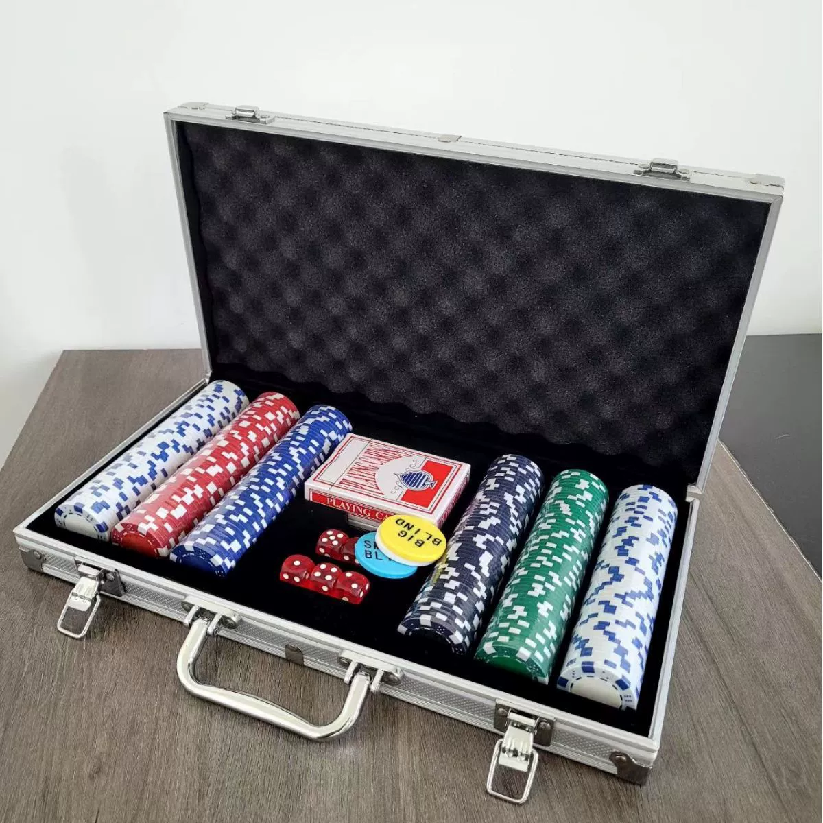 Набор фишек покера Texas Hold'em, алюминиевая коробка, чипы и кости, опции 25–500 шт