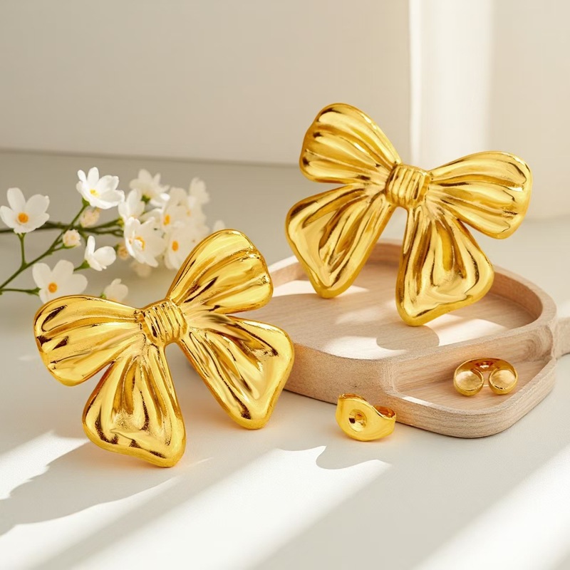 ヨーロッパとアメリカのニッチな気質ライト高級レトロプリーツイヤリング女性用 18K ゴールドストライプ三角形イヤリング|undefined