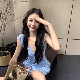 韩系蓝色清新碎花v领背心连衣裙女夏季修身度假风无袖收腰短裙子