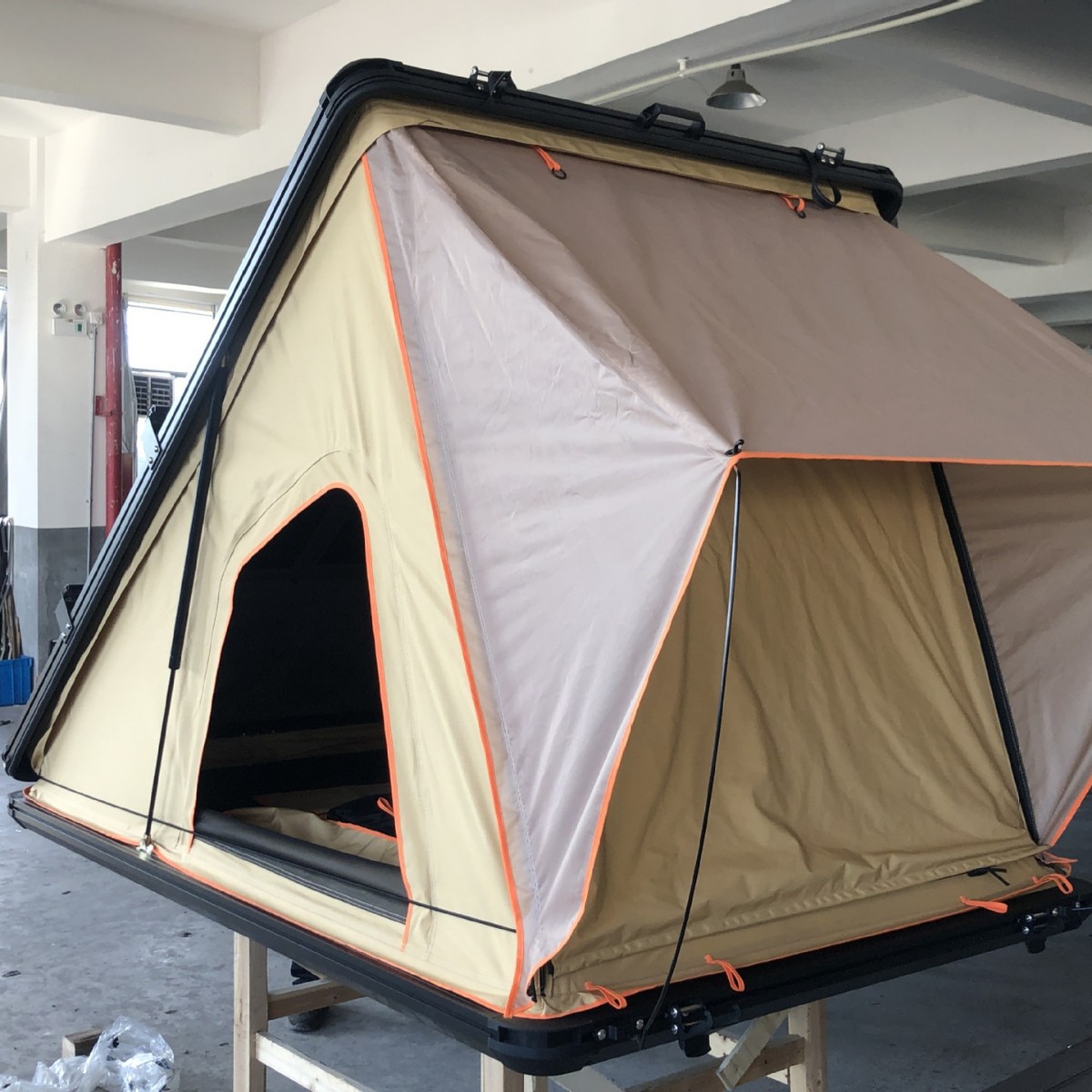 Aleación de aluminio triangular caqui 320G poliéster tela de celosía techo duro con porta equipaje