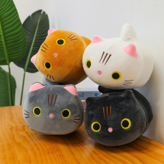 越境軟体猫のぬいぐるみが可愛いです。
