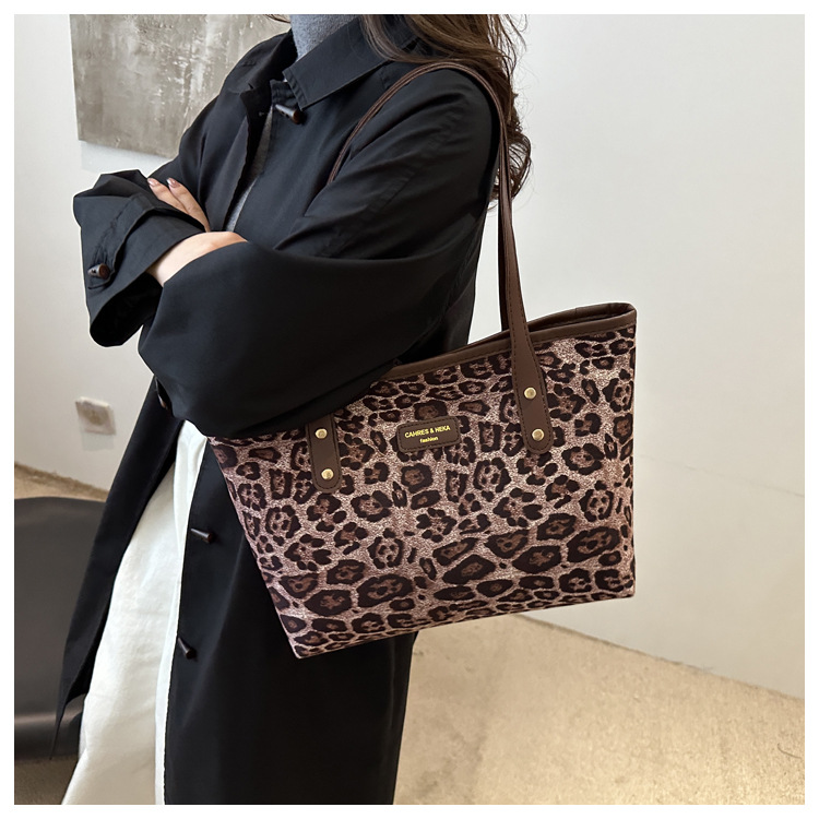 This is a new 2024 trendy and stylish large-capacity handbag for women. It is a fashionable and stylish single-shoulder tote bag for autumn and winter undefined