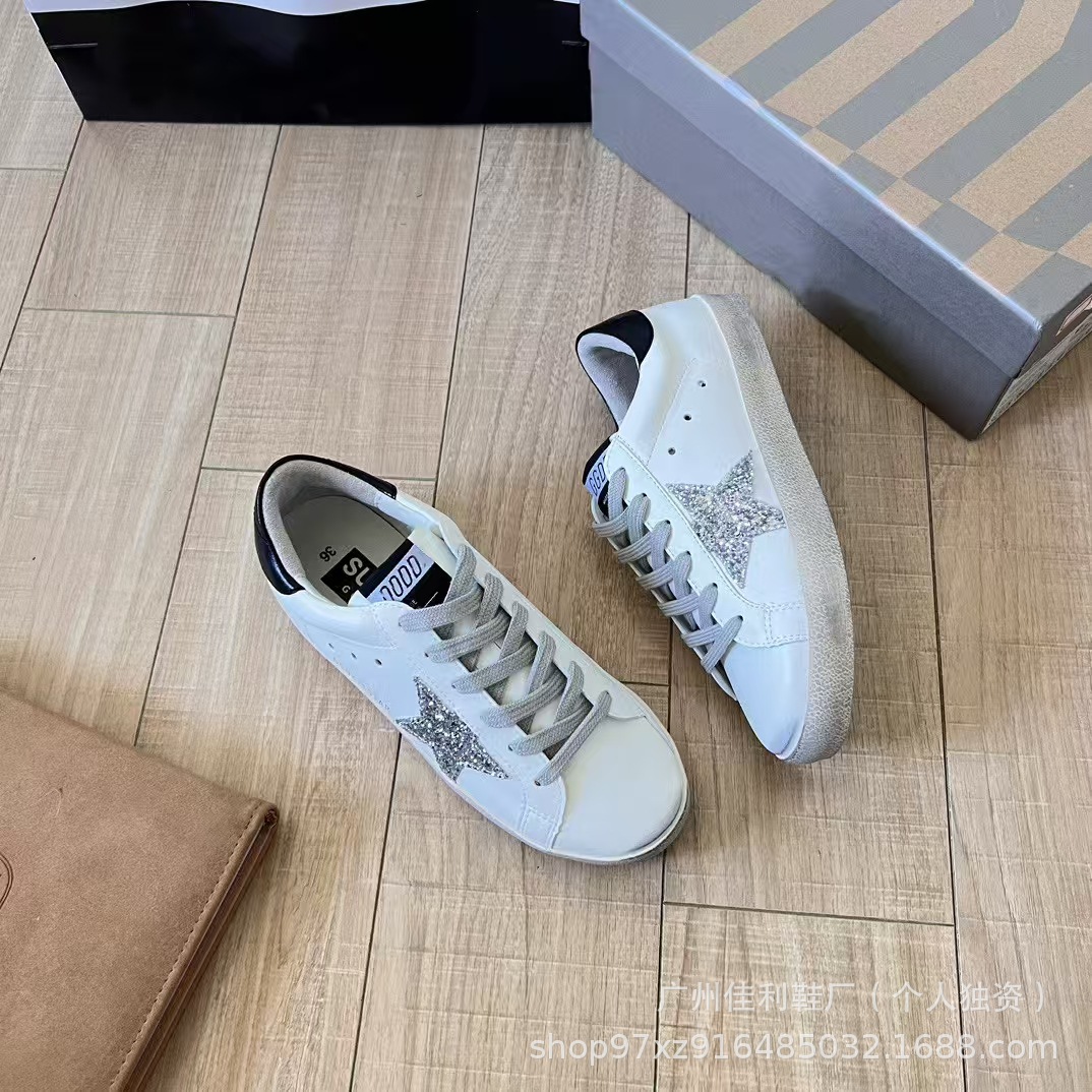 Las estrellas de alta versión hacen viejos pequeños zapatos sucios mujeres 2025 nuevos zapatos blancos planos en el interior para aumentar los zapatos casuales de gran tamaño de la pareja