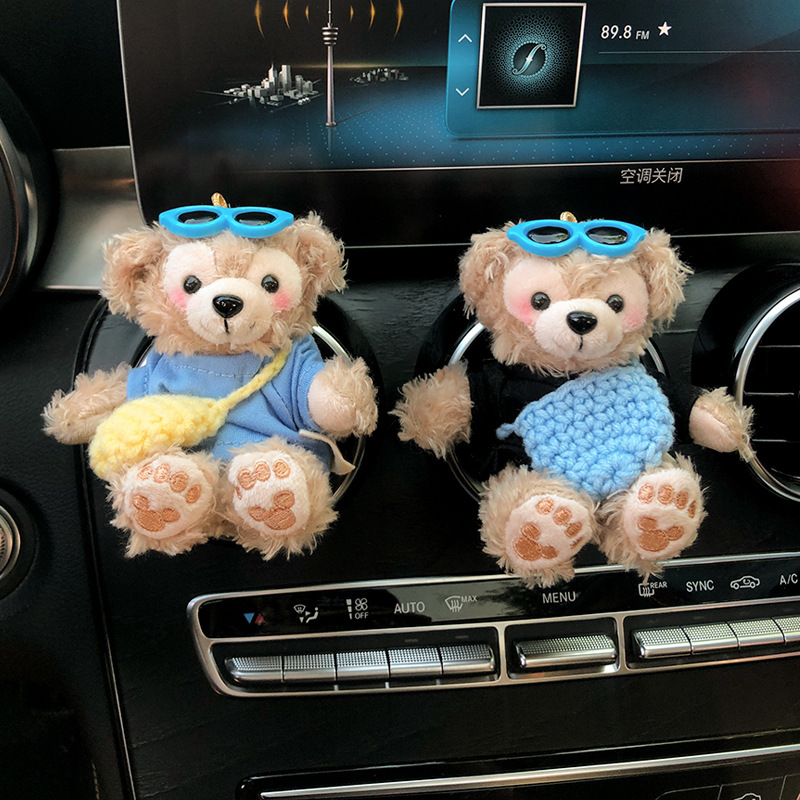 2025 nuevo coche muñeca oso de felpa Tamiflu coche aromaterapia de salida de aire decoración interior accesorios de coche decoración mujer