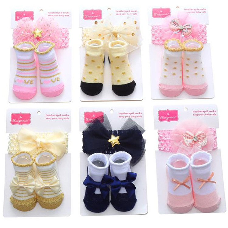Three dimensional children's socks with bow