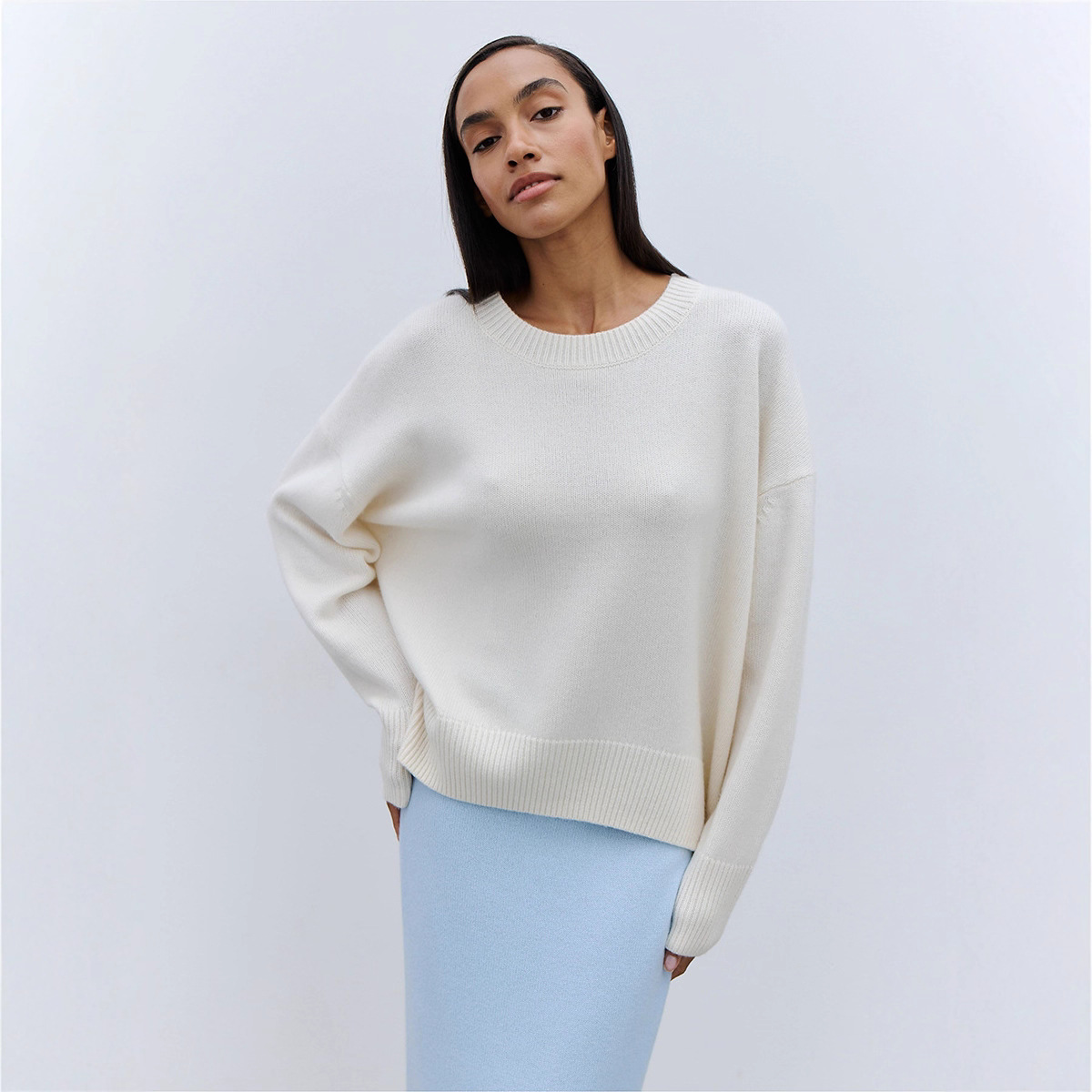 Suéter de manga larga de cuello redondo transfronterizo para mujeres Europa y los Estados Unidos 2025, otoño y invierno nuevo estilo simple camisa de punto de color sólido suéter suelto