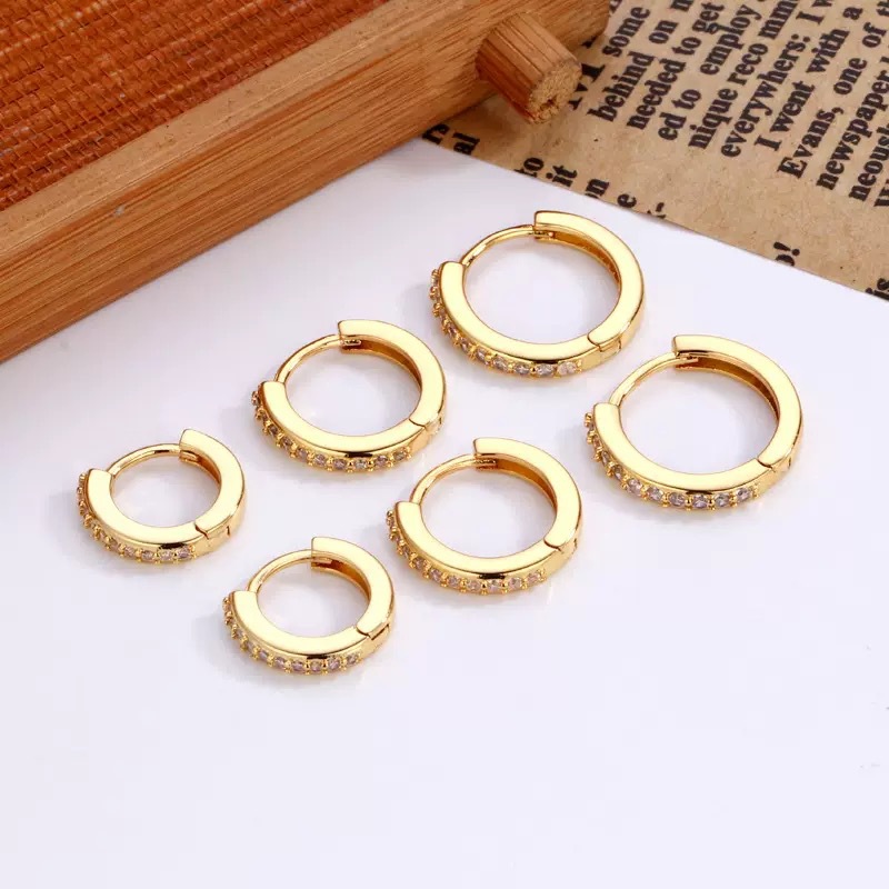 Nicho de moda transfronteriza sensación de diseño de cobre chapado en oro real perfiles redondos de alta calidad sensación de lujo ligero pendientes de mujer venta directa