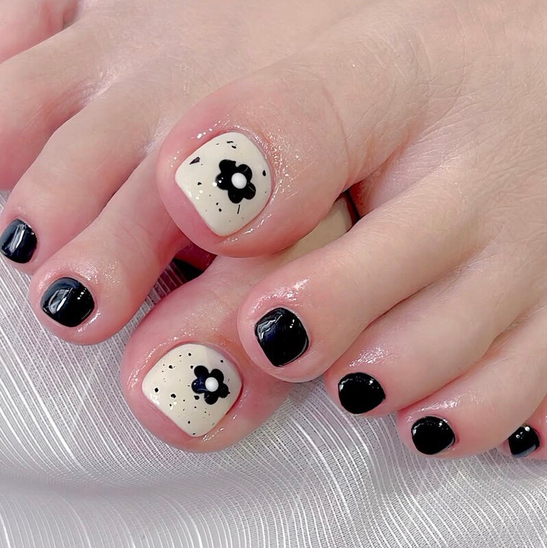 J-327 Black Floral Ink Dot Fake Nails, Black and White Small Flowers, Sweet and Cool Style, Elegant and Complexion-Enhancing, Wearable Nail Tips Wholesale