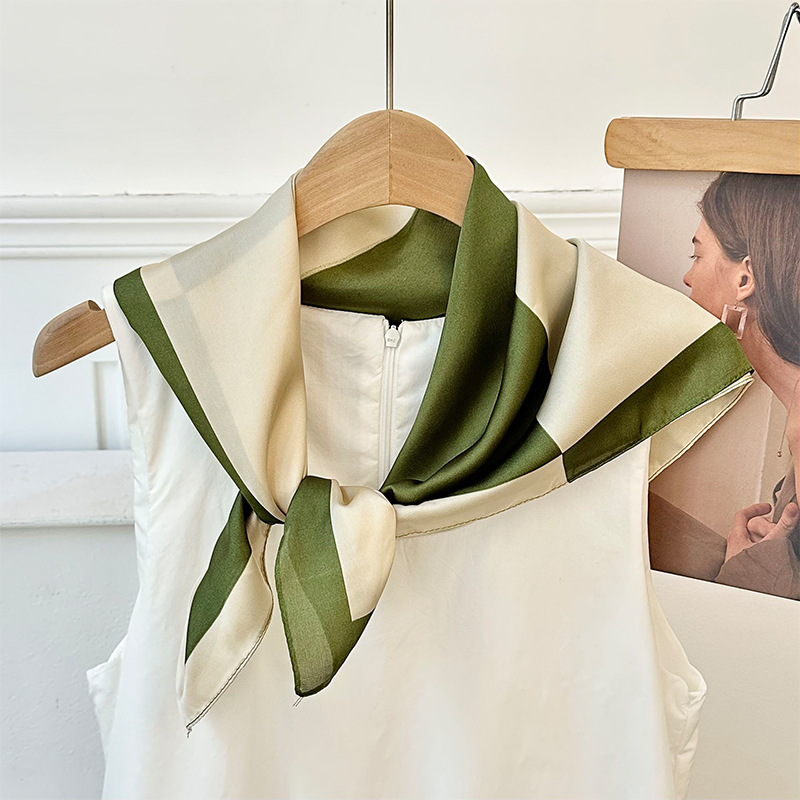 Bufanda de seda, bufanda cuadrada pequeña, sensación de alta gama, nuevo bolso de todo fósforo, pañuelo en la cabeza, cinturón para el cabello con camisa, bufanda decorativa, chal pequeño