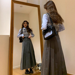 学院風のスーツの女性は春のギャルの短いタイプの菱格のメリヤスのベストをつけて重ねてストライプのシャツの2つのセットを着ます。