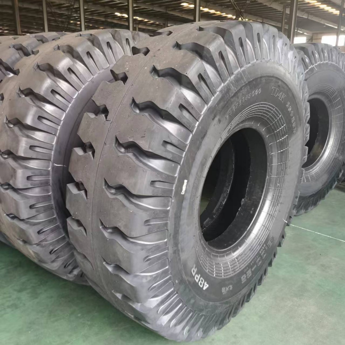 港机轮胎港口吊车轮胎1800-25-48PR正面吊轮胎实心轮胎充气轮胎