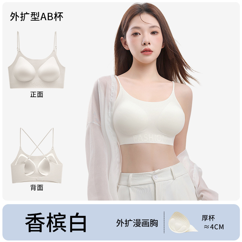 細い肩にファンデーションの隠し下着を持っています。|undefined