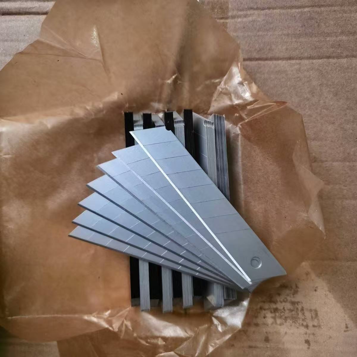 美工刀刀片通用美工刀片美缝壁纸刀片锋利耐用刀片加厚18mm批发
