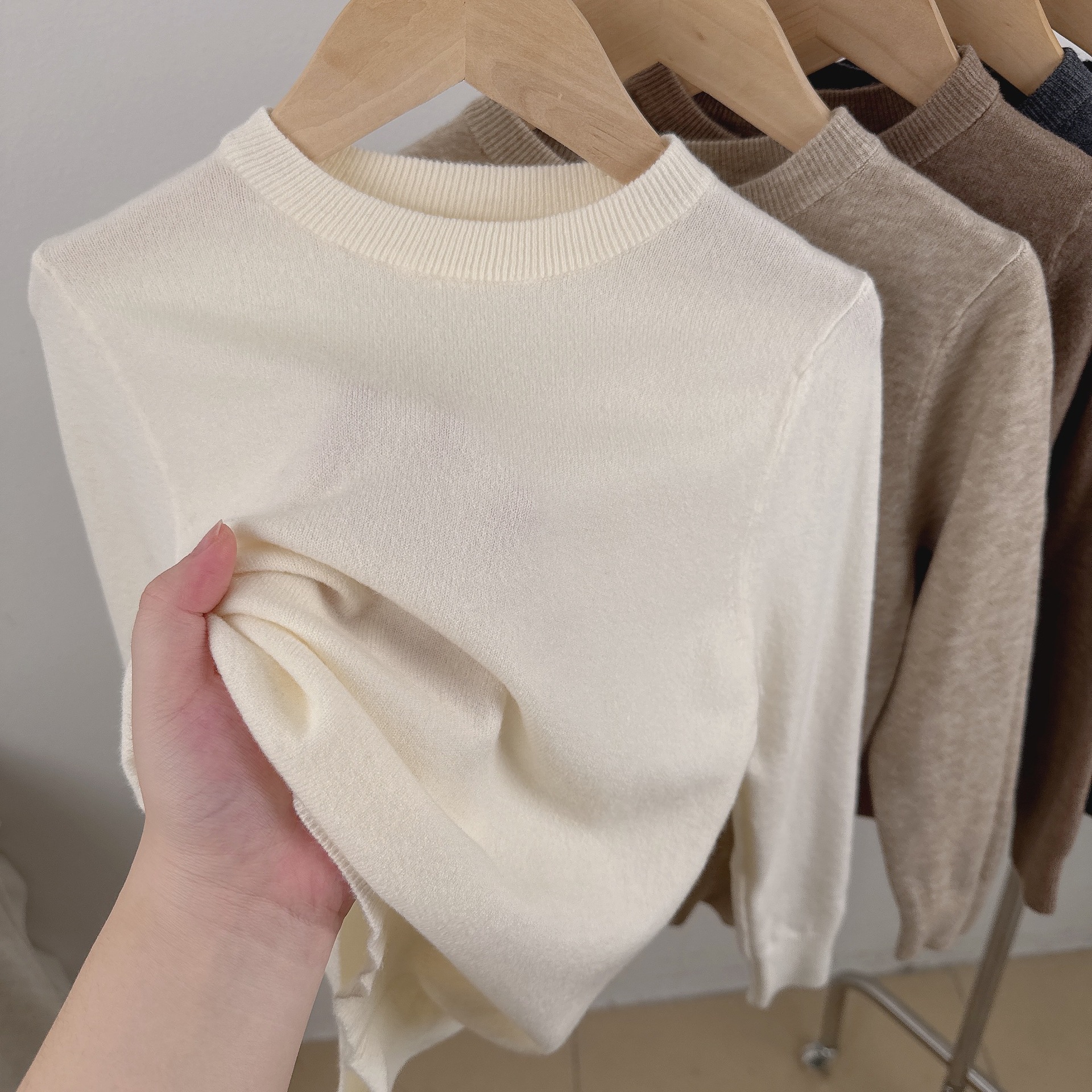 Otoño y invierno nuevo suéter infantil de cuello redondo de punto base suave pegajoso suéter de lana de aire extranjero con chaqueta para bebé