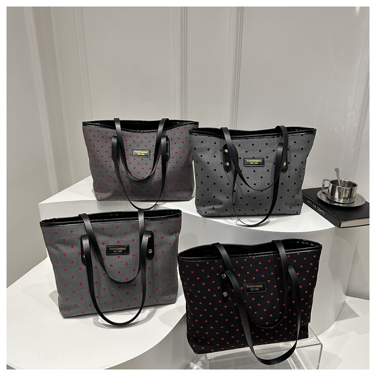 The 2024 new Korean-style tote bag with a college style is stylish, elegant and beautiful. It is a large-capacity single-shoulder and underarm commuter handbag undefined