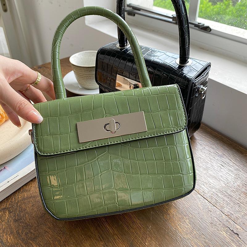 Women's Medium Pu Leather Solid Color Elegant Lock Clasp Crossbody Bag display picture 1