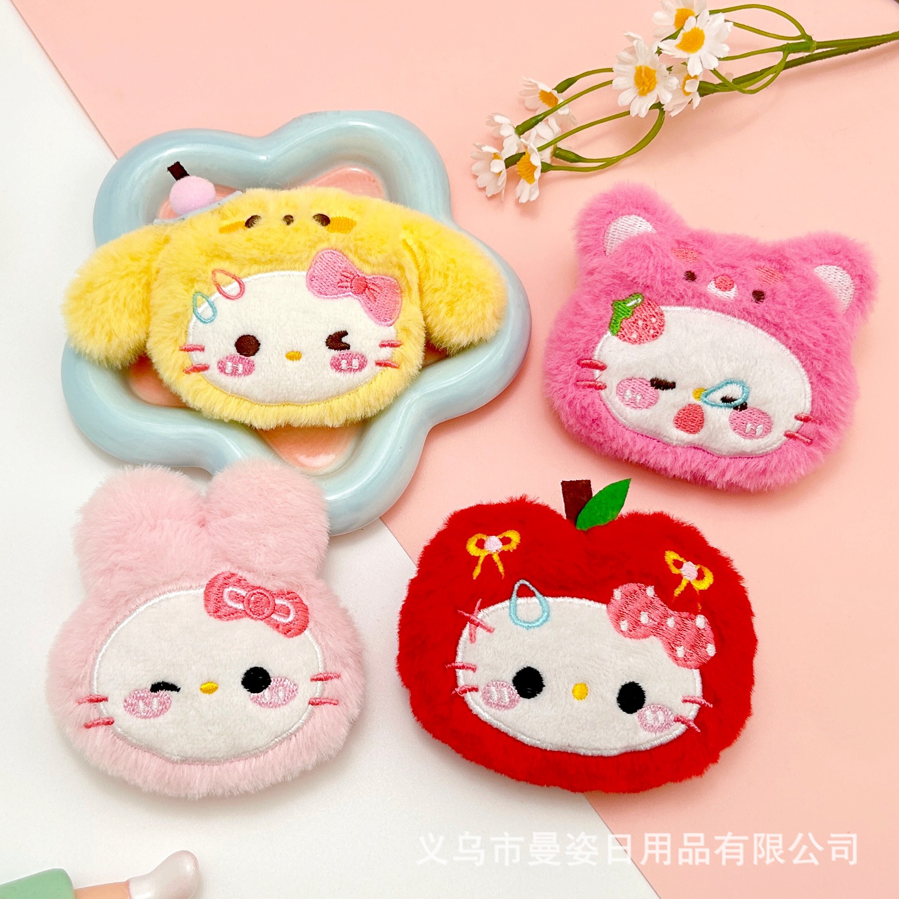新款原创小猫吱吱叫公仔挂件布丁kt苹果草莓熊三丽鸥玩偶挂胸针辅