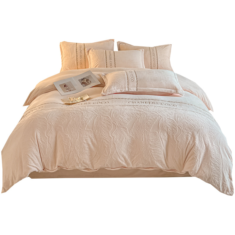 Cama de seda de leche caliente gruesa de cuatro piezas, seda de coral tallada 2025, nueva sopa de cama, colcha de cama de tres piezas