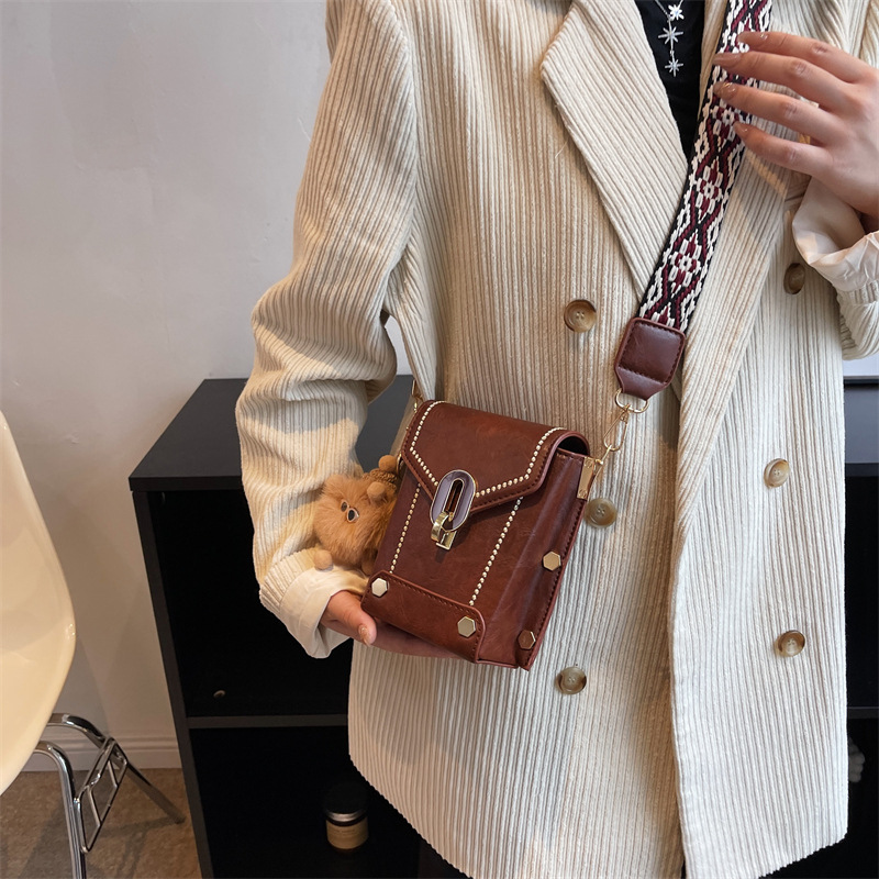 This year's popular Korean version of small for women 2024 new fashionable broadband crossbody bags, niche mobile_senzul.com