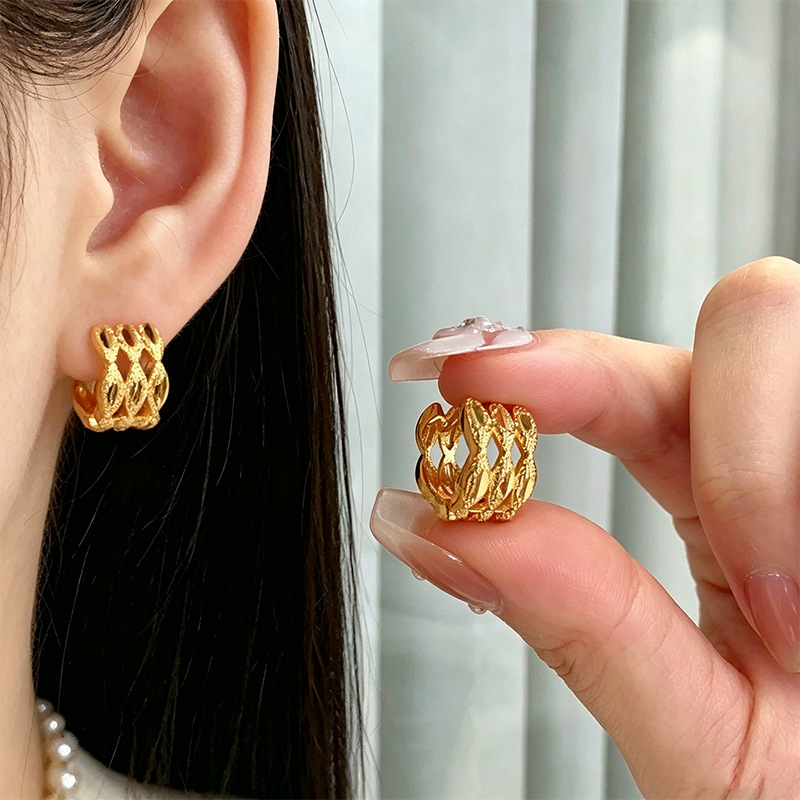 Versatile European and American style gold multi-layer hollow earrings with a high-end feel, suitable for commuting, fashionable, light luxury, niche design earrings