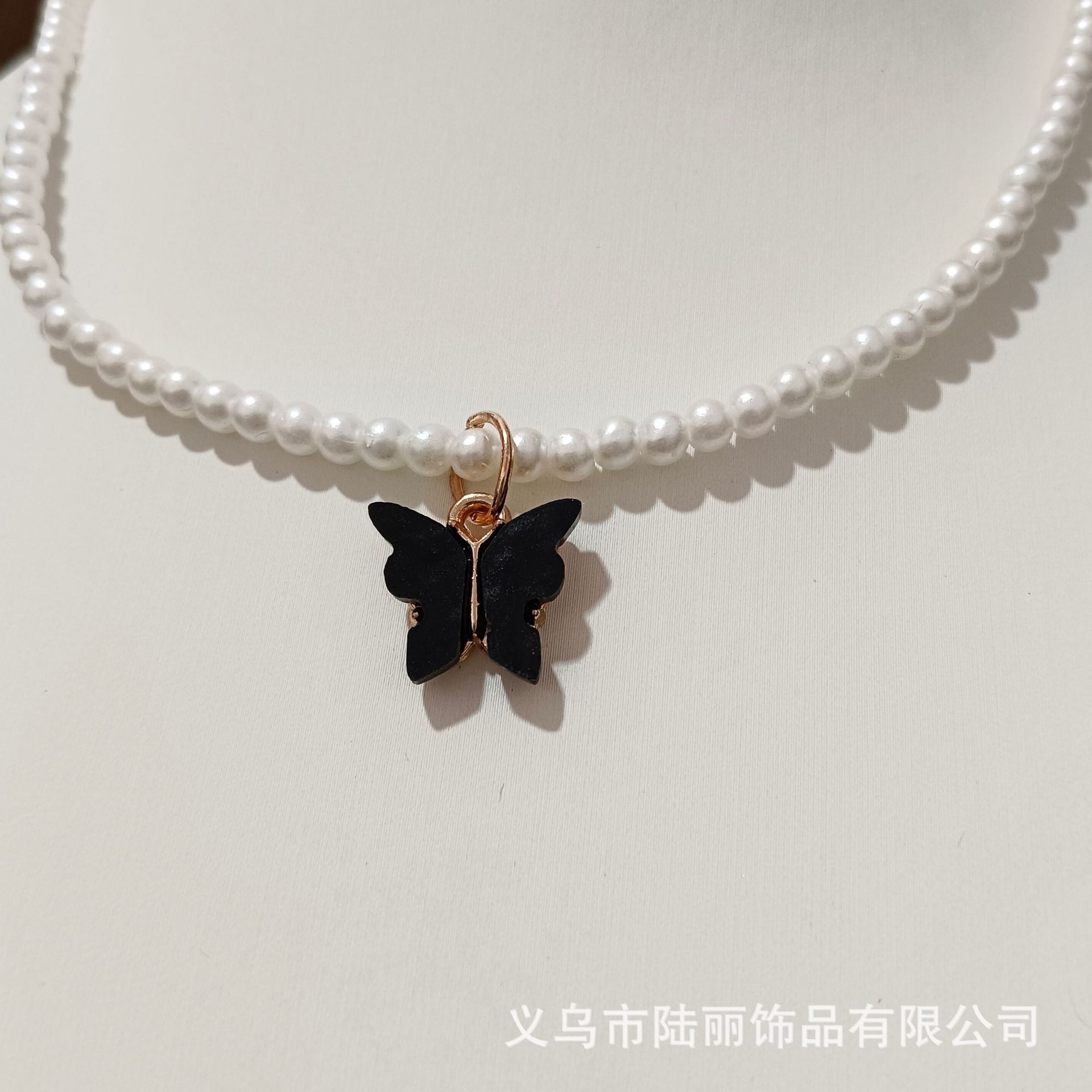 Joyería de comercio exterior transfronterizo ABS imitación perla con cuentas multicolor mariposa colgante corto collar de cadena de clavícula de las mujeres al por mayor