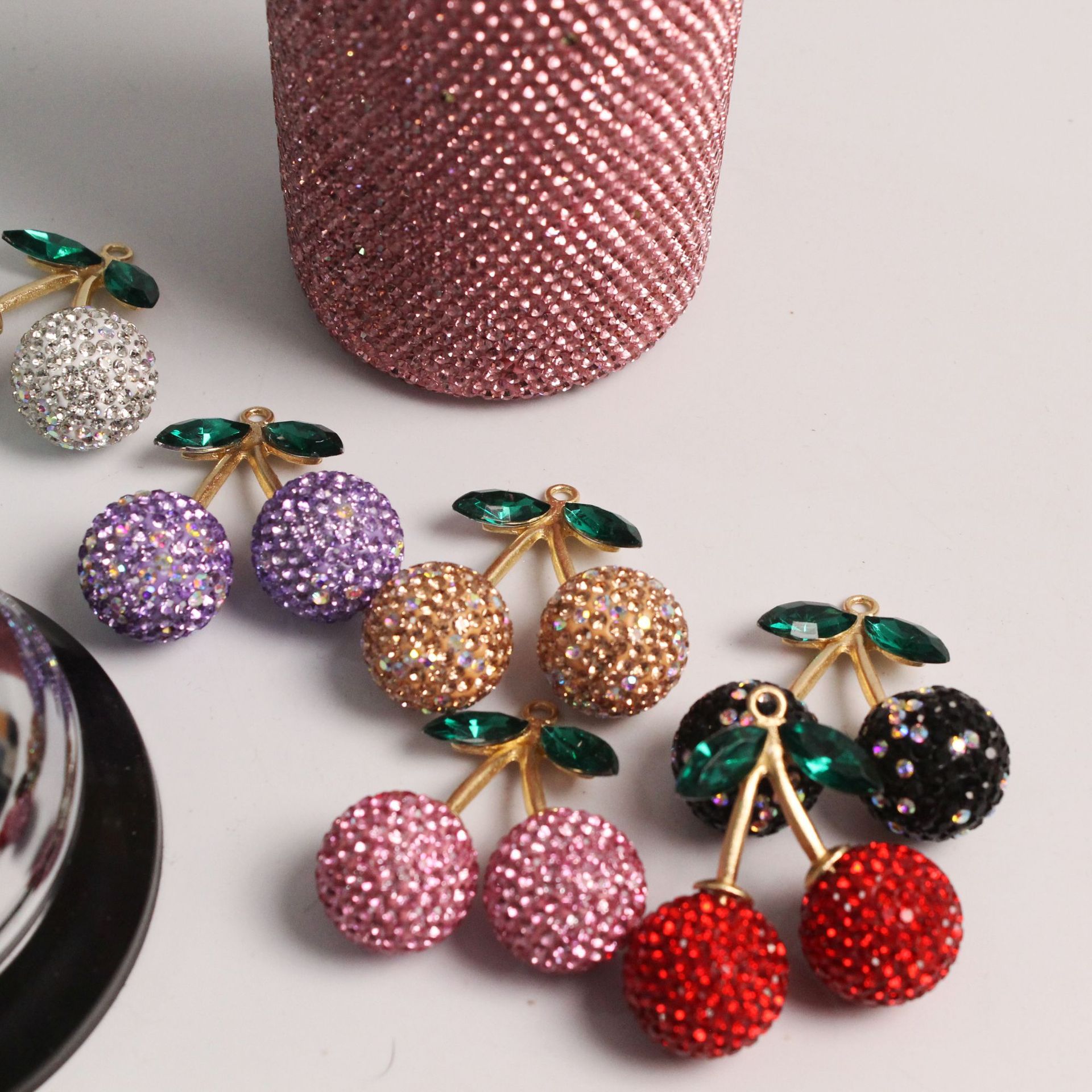 卸売りの創意アマゾンの赤いさくらんぼの爆発的なキーホルダーの部品のドリルの自動車のハンガーの女性の部品の果物