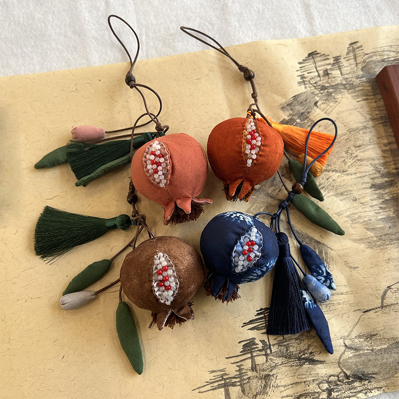 Nuevo colgante de granada Bolso bordado Lu Hoja de arce Colgante de coche Decoración creativa hecha a mano Lu bordado Diy Material Paquete colgante