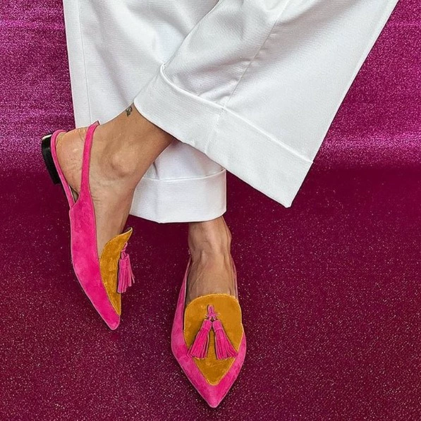 Трансграничная внешняя торговля Новая летняя женская обувь 2023 года 40-43 больших размеров с острыми кисточками на низких каблуках пустые сандалии