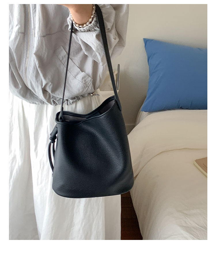 Fashionable and simple commuter small bag for women 2025 new summer versatile single-shoulder underarm bag, popular crossbody bucket bag undefined