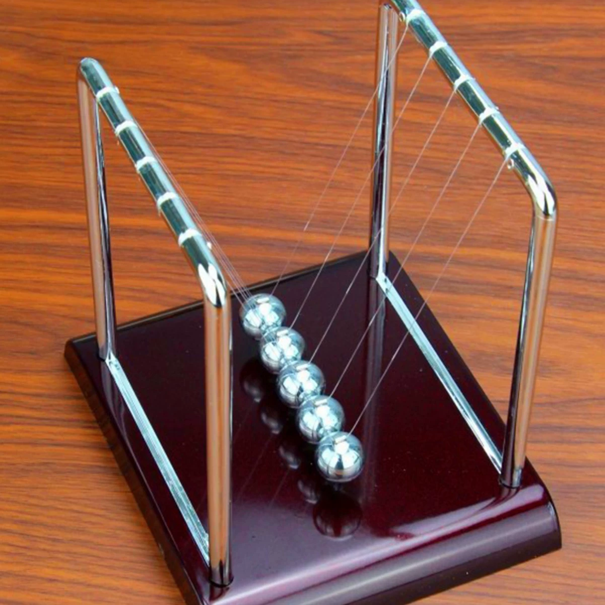 Newton's Cradle Desk Toy — Pendulum Ball Desktop Ornament, Metal Frame, 9×7.5×9.5 cm