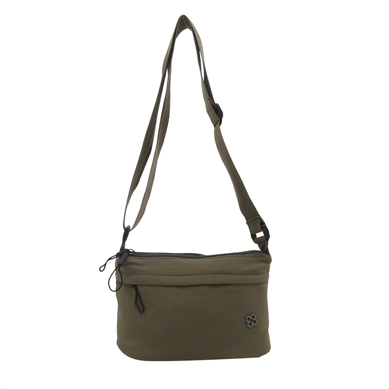 Bolso pequeño para mujeres 2024 invierno nueva moda moda ligera ocio mochila de hombro de transporte de aire extranjero bolso pequeño