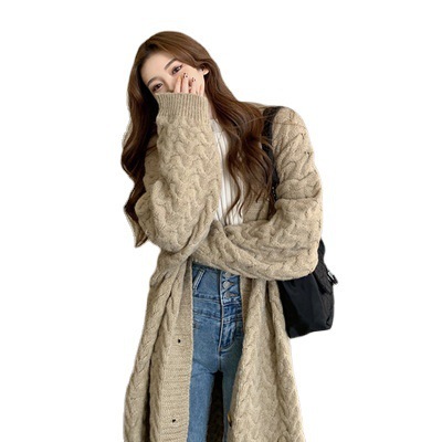 秋冬コートの女性の中の長いセーターの女性はゆったりとしています。|undefined