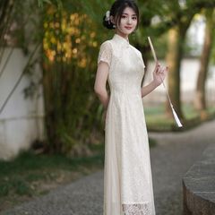 お母さんはチャイナドレスを身に着けています。
