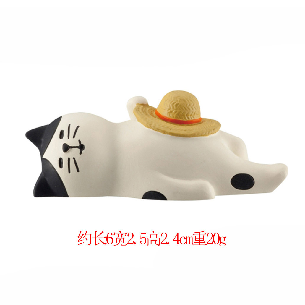 잠자는 밀짚모자 고양이