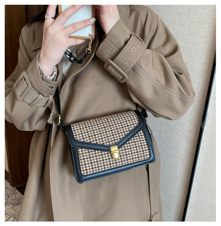 Retro Fashion Messenger Bag display picture 17