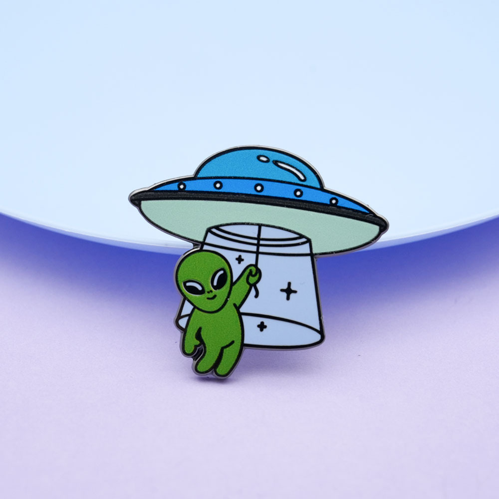 Creative Cartoon Alien and Spaceship Brooch, Fashionable and Personalized Versatile Metal Pin Clothing Accessories Collar Pin