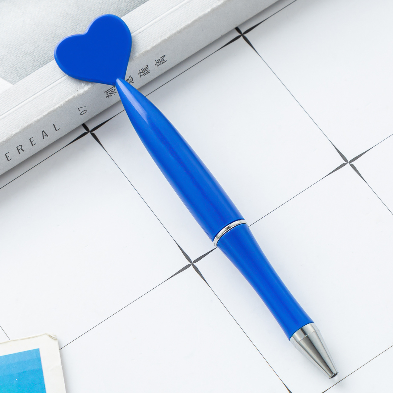 Amor bolígrafo de plástico al por mayor estudiantes papelería regalo bolígrafo publicitario puede imprimir logotipo de plástico en forma de corazón bolígrafo de torsión