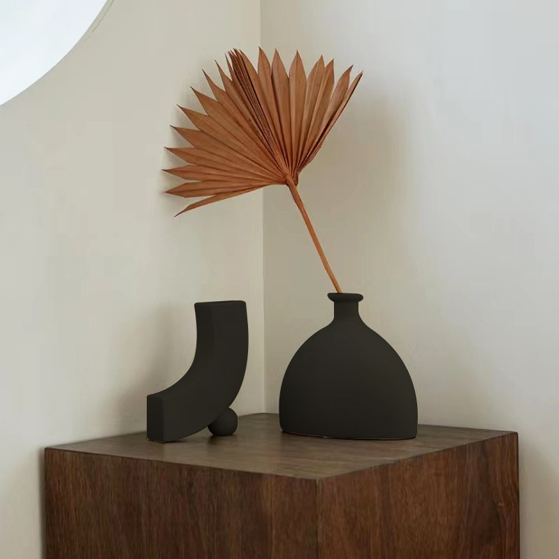 Florero de cerámica retro, decoración, arreglo floral en la sala de estar, flores secas de viento silencioso, arte creativo, flores negras al por mayor