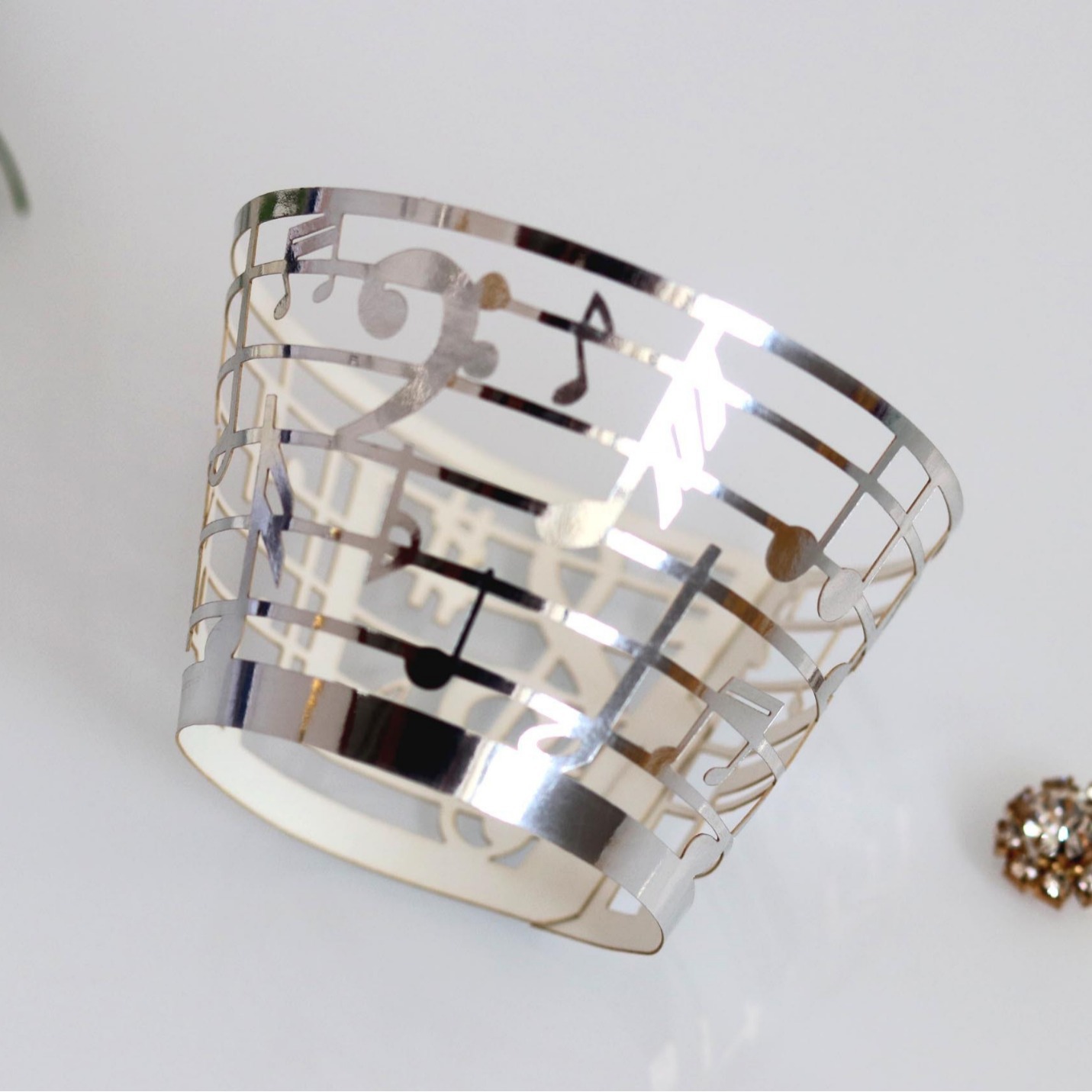 Láser transfronterizo hueca taza de papel pastel borde de papel nota negra tema musical pentagrama decoración taza de papel encaje