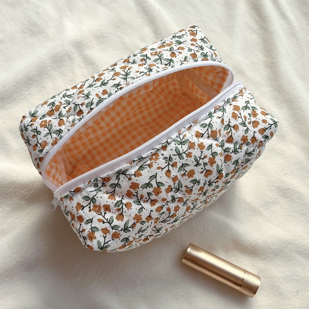 Kleine frisse reistoilettas met bloemen, gewatteerde, pluizige cosmetica-opbergtas, damestas met rits voor huidverzorgingsproducten_voghion.com