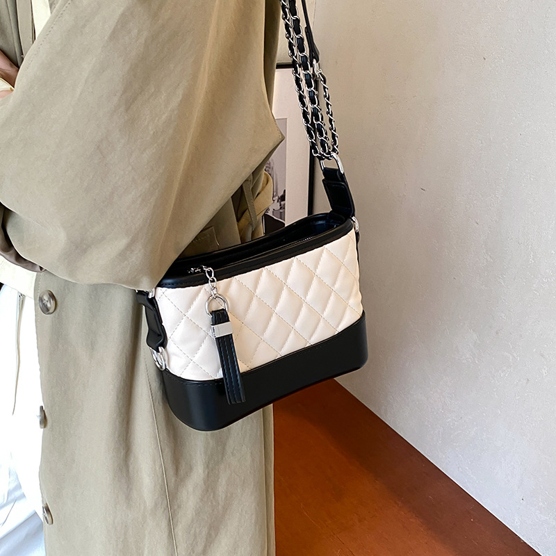 Este año, la popularidad de la cadena de diamante vagabundo 2024, nueva moda, bolso cuadrado exterior, bolso de cinturón en línea, explosión roja